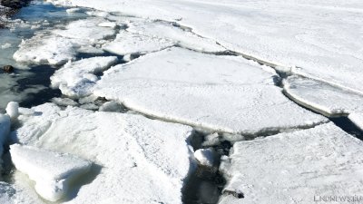 Под Красноярском два рыбака провалились под лед на снегоходе